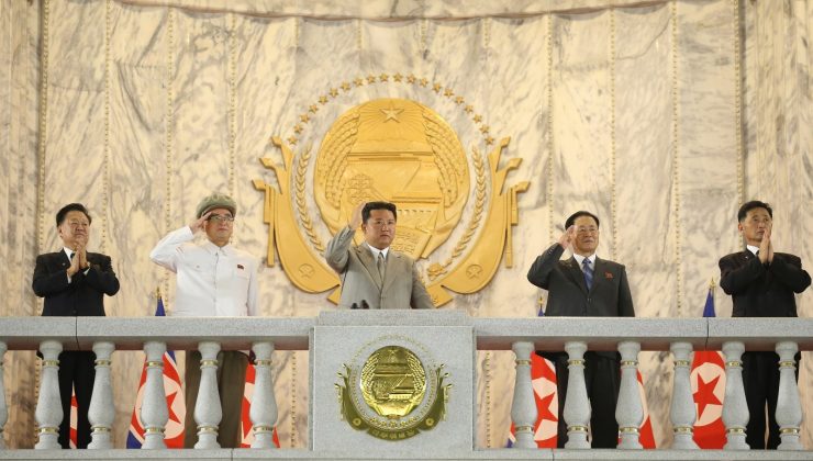 Kuzey Kore’nin kuruluşunun 73. yıl dönümünde “koruyucu kıyafetli” geçit töreni