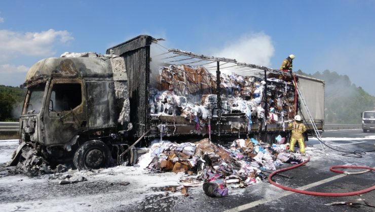 Kuzey Marmara Otoyolu’nda tekstil ürünleri yüklü tır alev alev yandı