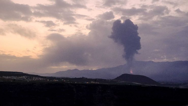 La Palma’daki Cumbre Vieja Yanardağı yeniden lav ve kül püskürtmeye başladı