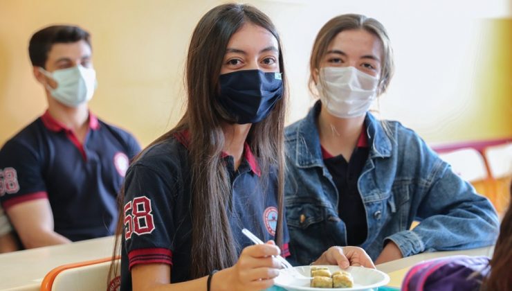 Maraş’tan dondurma gelmedi, Hilmi Başkan baklava ikram etti