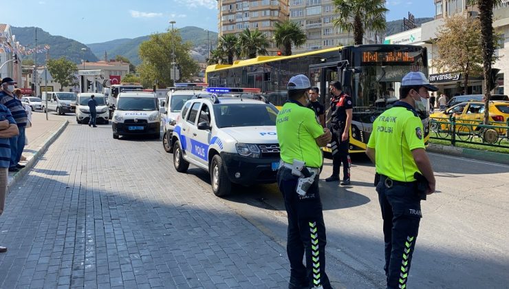Market çalışanlarına bıçak çeken hırsızlık zanlıları, müdahale eden polisi yaraladı