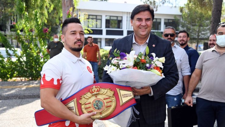 Milli Boksör Alcu, Başkan Karaca’yı ziyaret etti