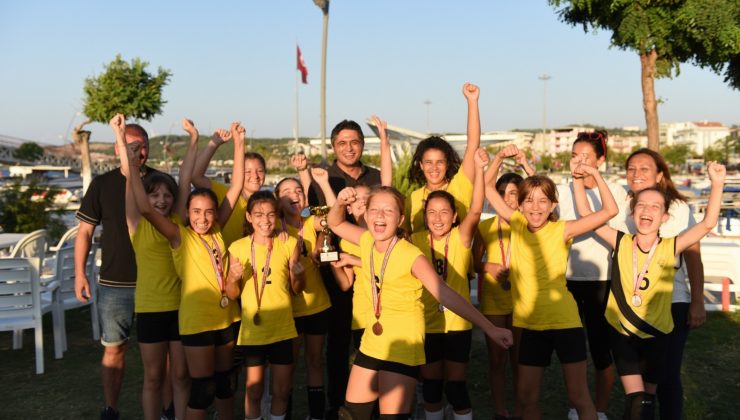 Mini Voleybolcular Aliağa’ya Kupayla Döndü
