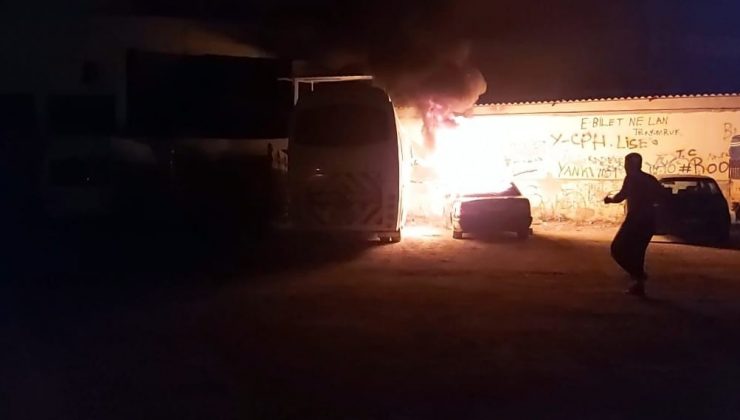 Minibüsün ardından bu kez otomobili ateşe verdi