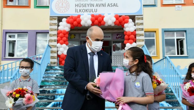 Minikler okul kitaplarını Vali Dağlı’nın elinden aldı