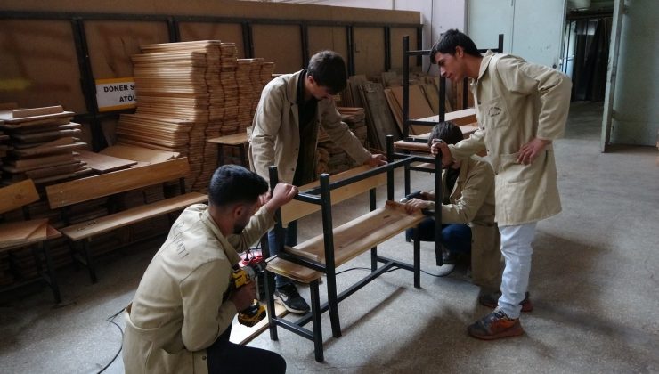 Muş’ta 1 milyon lira ciro yapan okulda sıra ve masa mesaisi