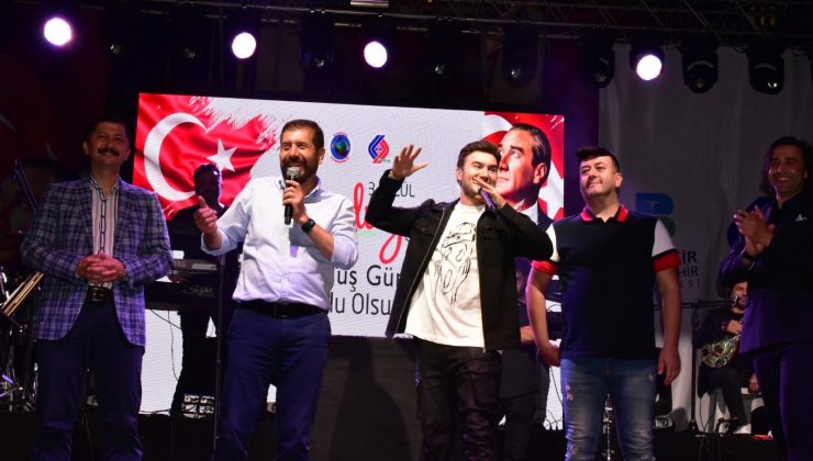 Mustafa Ceceli Sındırgı’yı coşturdu