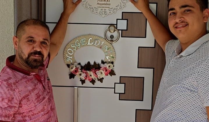 O muhtar yine sahnede