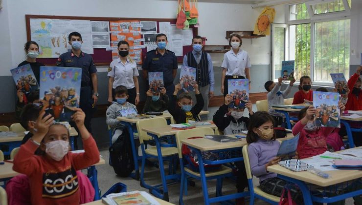 Öğrenciler jandarmayı bağrına bastı