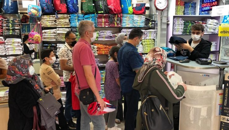 Öğrenciler ve velilerde okul kıyafeti telaşı başladı