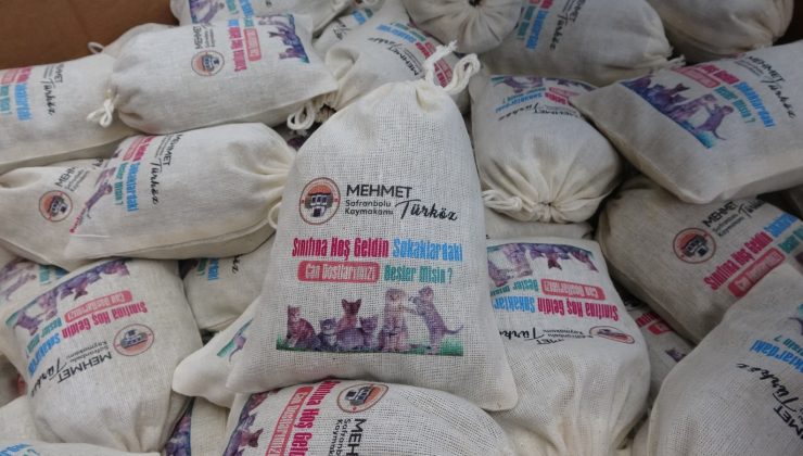 Öğrencilere sokak hayvanlarını beslemeleri için mama dağıtıldı