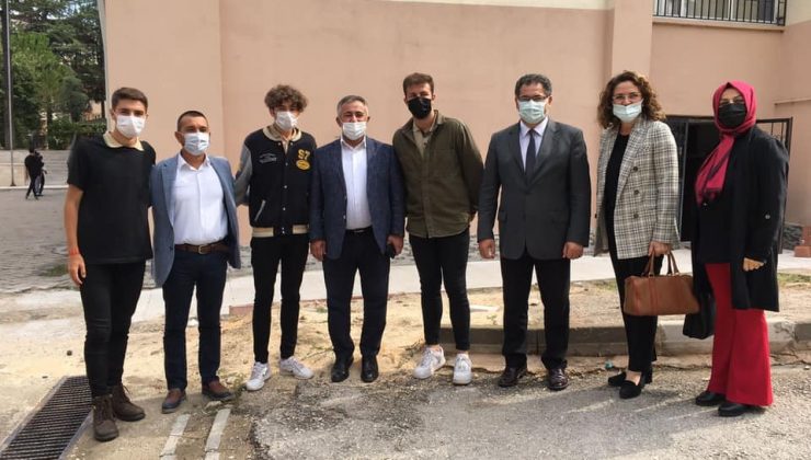 Öğrencilerin heyecanına ortak oldu