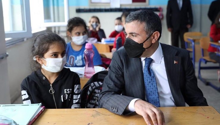 Öğrencilerle derse katıldı