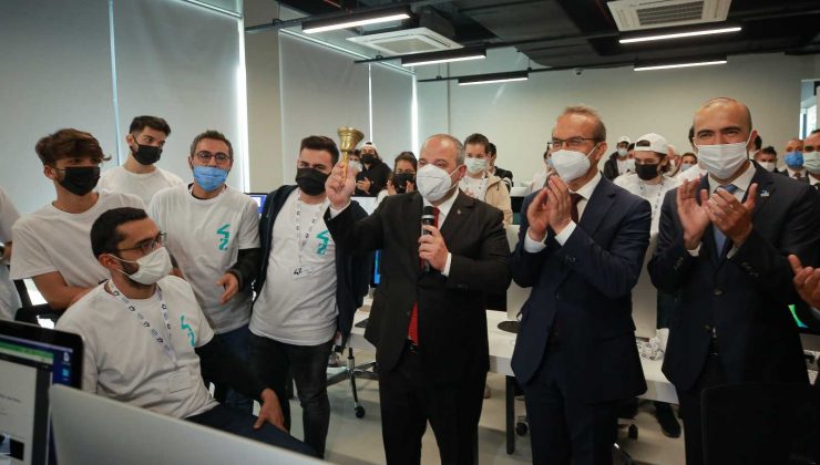 Öğretmensiz ve iş garantili yazılım okulunun ilk ders zili çaldı