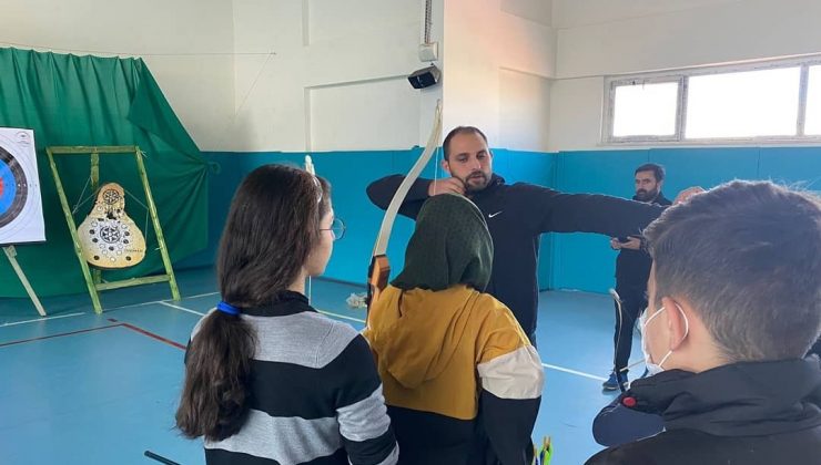 Ok atıp yay germeyi öğretti