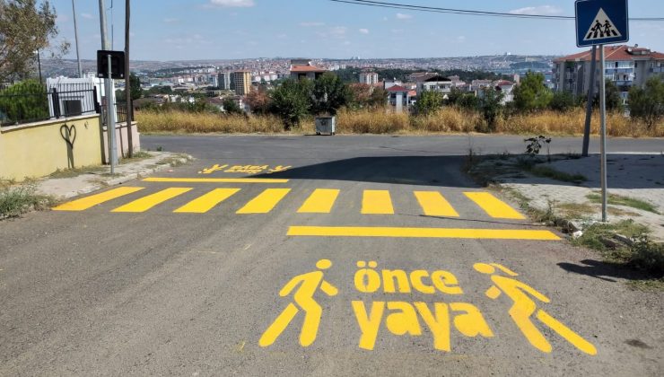 Okul yollarındaki yaya geçitleri yeniden boyanıyor
