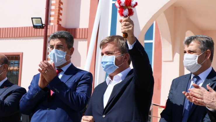 Okula başlayan minik öğrencilerden “Aşı olun” çağrısı