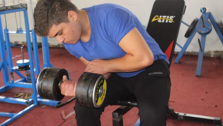 Öneri üzerine başladığı bilek güreşinde hedefi milli takım