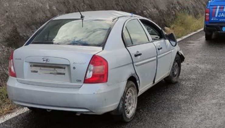 Otomobil bariyerlere çarptı