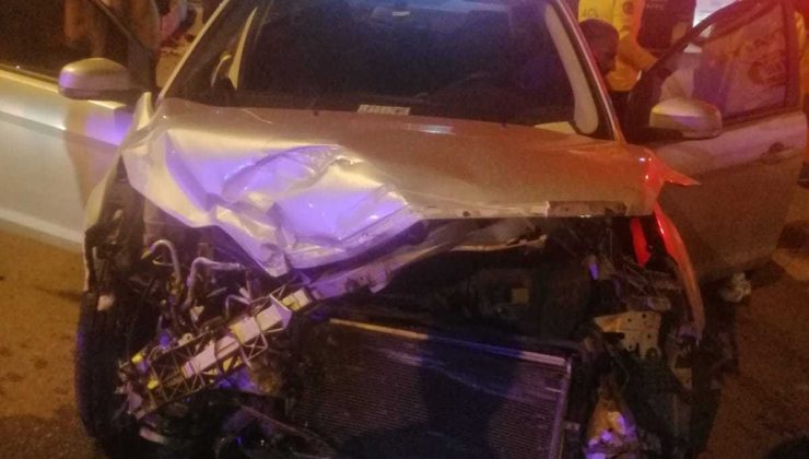 Van’da Otomobil kamyona çarptı