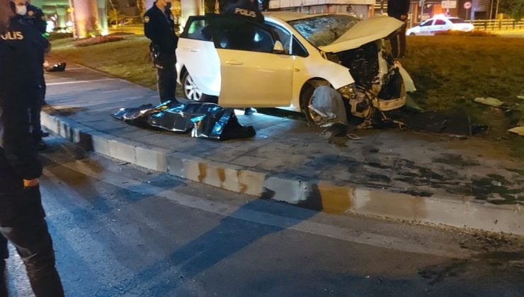 Otomobil köprünün beton ayağına çarptı