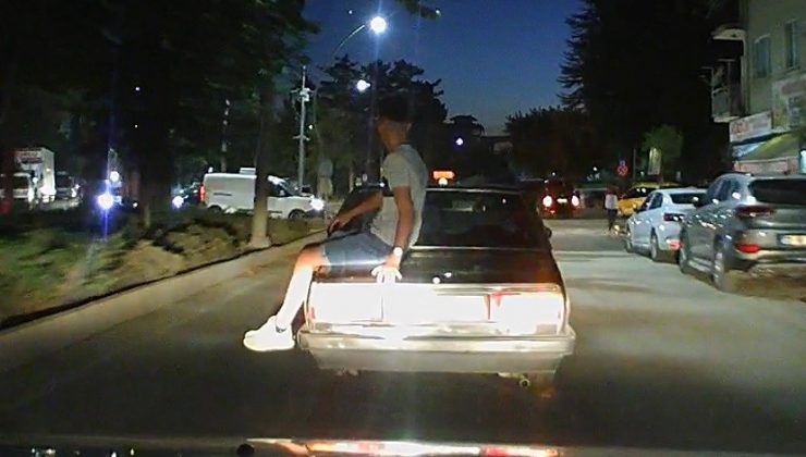 Otomobilin üzerinde tehlikeli yolculuk kamerada