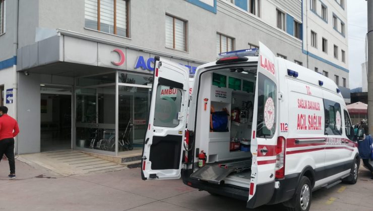 Otomobiller kafa kafaya çarpıştı: 3 yaralı