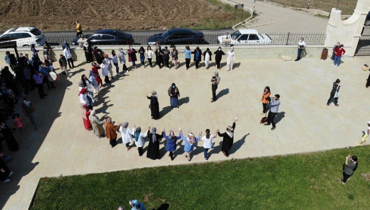 Bayburtlu kadınlar halay çekerek stres attı