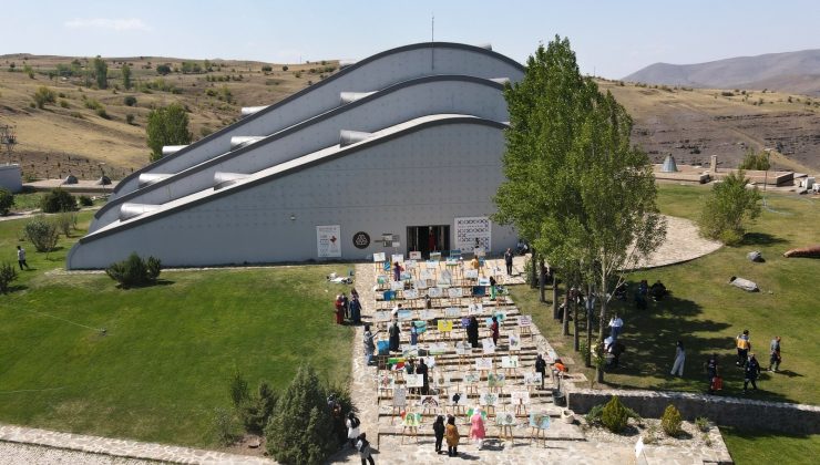 Bayburtlu kadınlar tuval karşısına geçip duygularını resmettiler