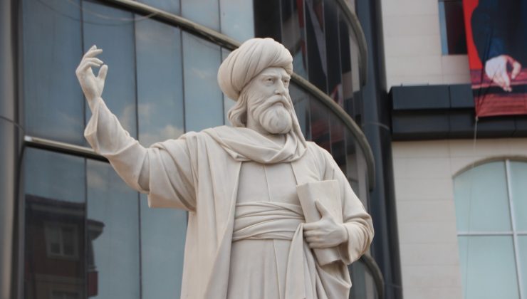 Bilecik’e 11 tonluk Bilecik mermerinden Şeyh Edebali heykeli