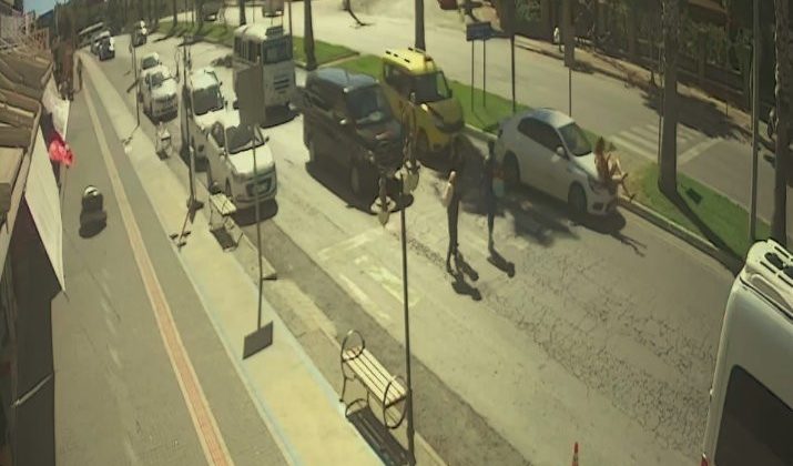 (ÖZEL) Böyle kaza olmaz dedirten olayda otomobilin çarptığı kızını gören anne bayıldı