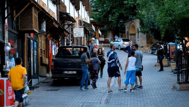(Özel) Dünya Geçici Miras Listesi’ne alınan Kemaliye, yaz aylarında ilçe nüfusunun 10 katı ziyaretçi ağırlıyor