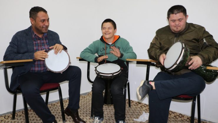 Özel eğitimli çocuklar müzik ile terapi oluyor