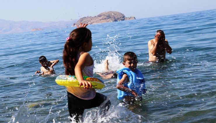 Eylül ayında Van Gölü’nde yüzme keyfi