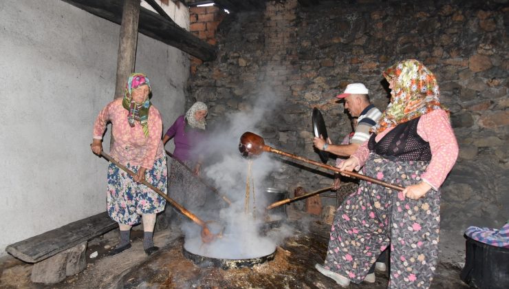 İmece usulü geleneksel pekmez yapıyorlar