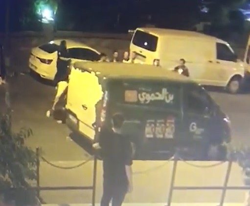 Magandalar önce laf attı, sonra darp etti