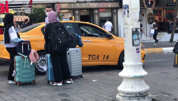 (Özel) Taksim’de turistler yine taksiye binemedi