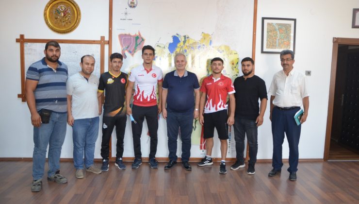Özgan, bilek güreşinde dereceye giren sporcuları ödüllendirdi