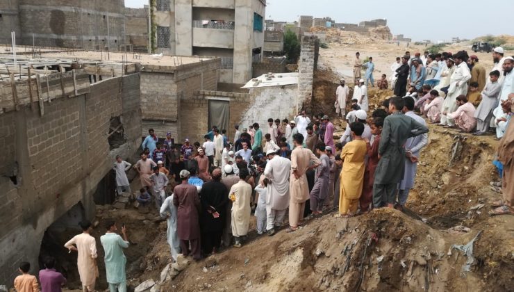 Pakistan’da çatı çöktü: 4 ölü