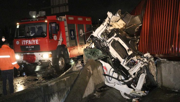 Parçalara ayrılan tırda sıkışan yaralı sürücüyü 1 saatte kurtardılar