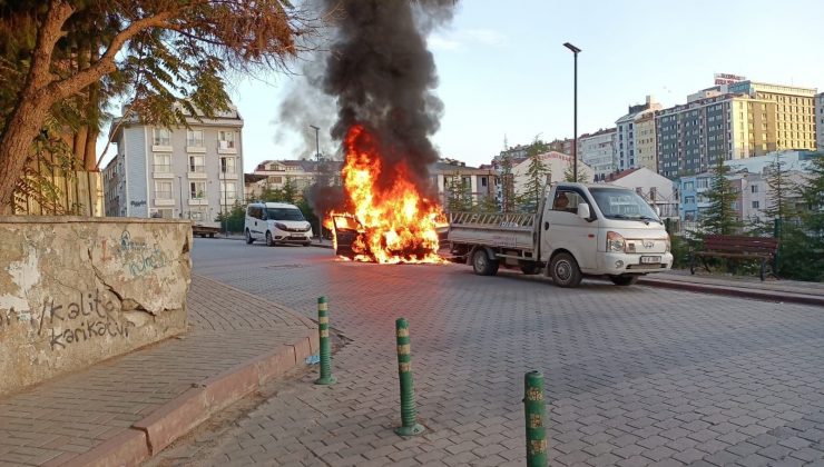 Park halindeki araç alev alev yandı