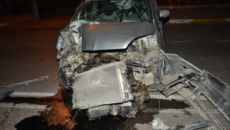 Park halindeki otobüse çarpan araç sürücüsü yaralandı