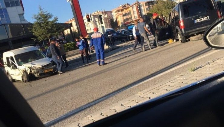 Polatlı’da iki ticari araç kafa kafaya çarpıştı: 4 yaralı