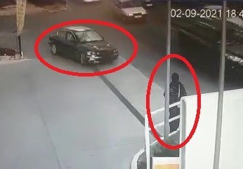 Polisten kaçan 2 kişi araçla servis bekleyen genç kadına çarptı
