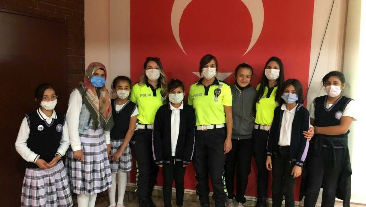 Polisten öğrencilere trafik eğitimi