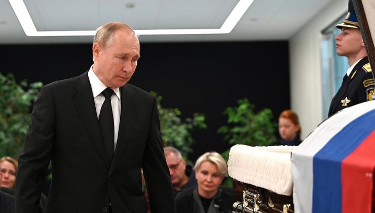 Putin, tatbikatta ölen Rus Bakan Ziniçev’in veda törenine katıldı