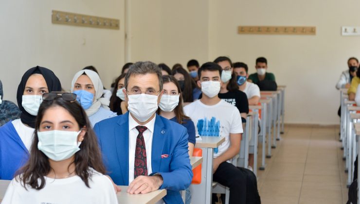 Rektör Çiçek Diş Hekimliği Fakültesi’nde ilk derse katıldı