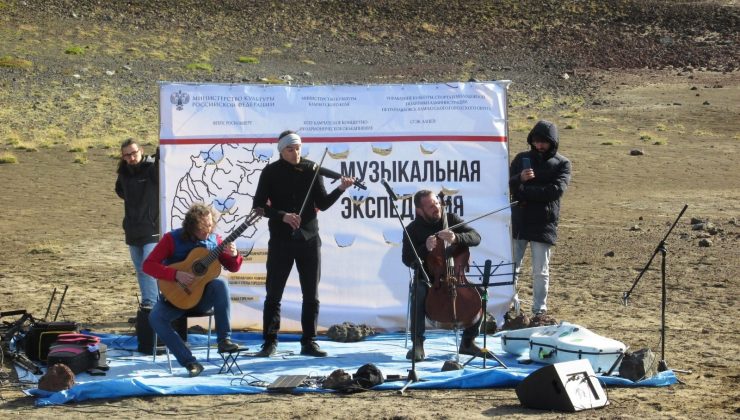Rusya’da yanardağ eteklerinde mini konser keyfi