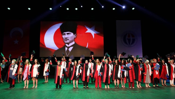 Sağlık Bilimleri Fakültesi’nde mezuniyet heyecanı