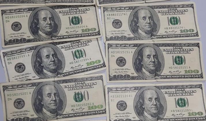 Sahte dolar bozdurmak isteyen şahsı polis engelledi